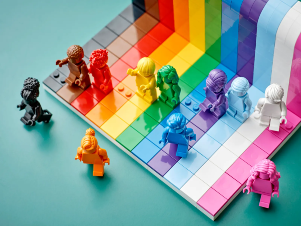 Lego Everyone is Awesome 40516 - Pride Celebration with 11 Minifigures