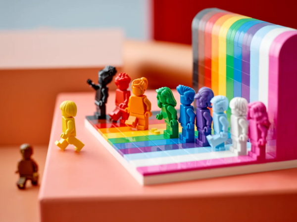 Lego Everyone is Awesome 40516 - Pride Celebration with 11 Minifigures